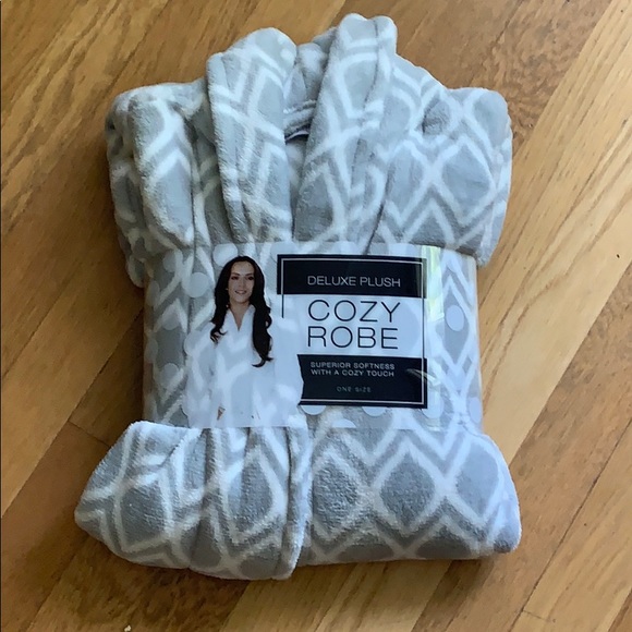 cozy robe Other - NWT gray white plush robe